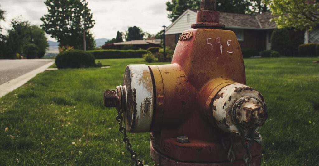 深夜に天井裏から物音がし、懐中電灯を持って侵入口を確認する人物の姿。応急処置をして安全を確保しようとしている様子。