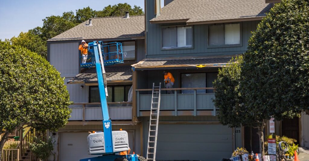 岡山県の住宅が地元業者によって美しく塗装され、家主が満足して微笑んでいる様子。地域密着の信頼を表現した写真。
