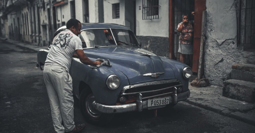 レトロゲームソフトを布や綿棒で掃除している様子のイメージ画像