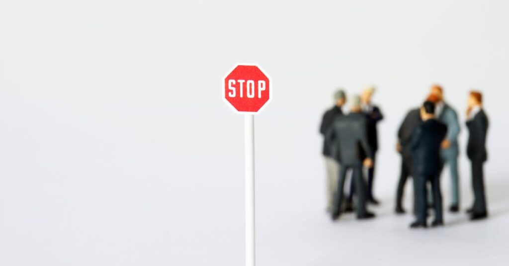 害獣駆除の夜間対応で高額請求を避けるために見積もり書をチェックしている人物の様子。金額に驚きつつも冷静に対応している。