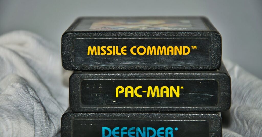 レトロゲームカセットを掃除して査定額を上げる様子