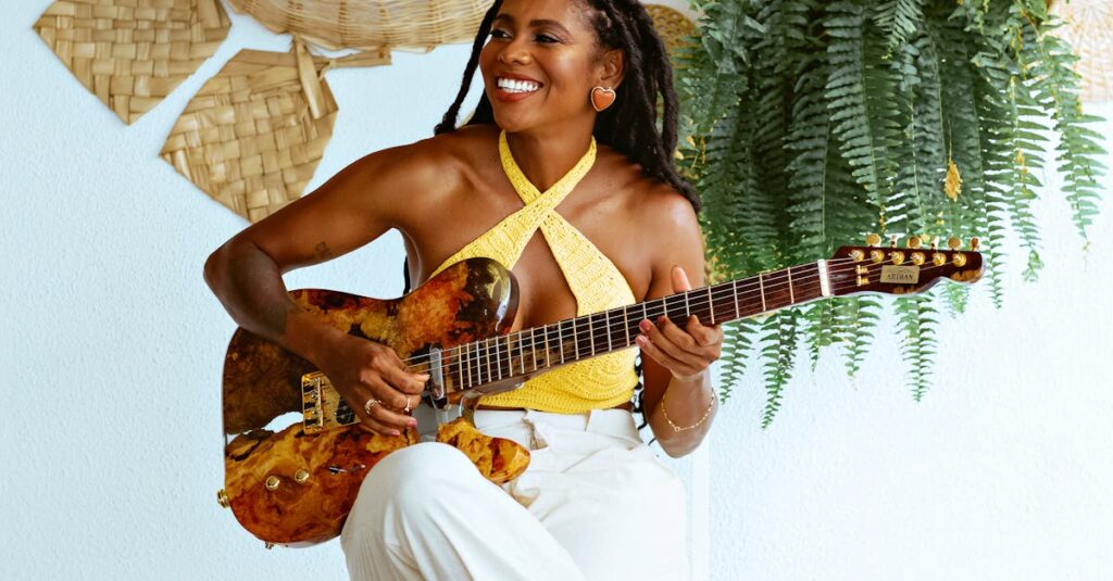 楽器の査定を行っている様子。査定員がギターの状態を丁寧にチェックしている