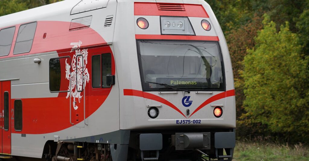 通信速度やエリアを確認している男性がスマートフォンを操作している様子。自宅と職場のエリアマップを比較中。