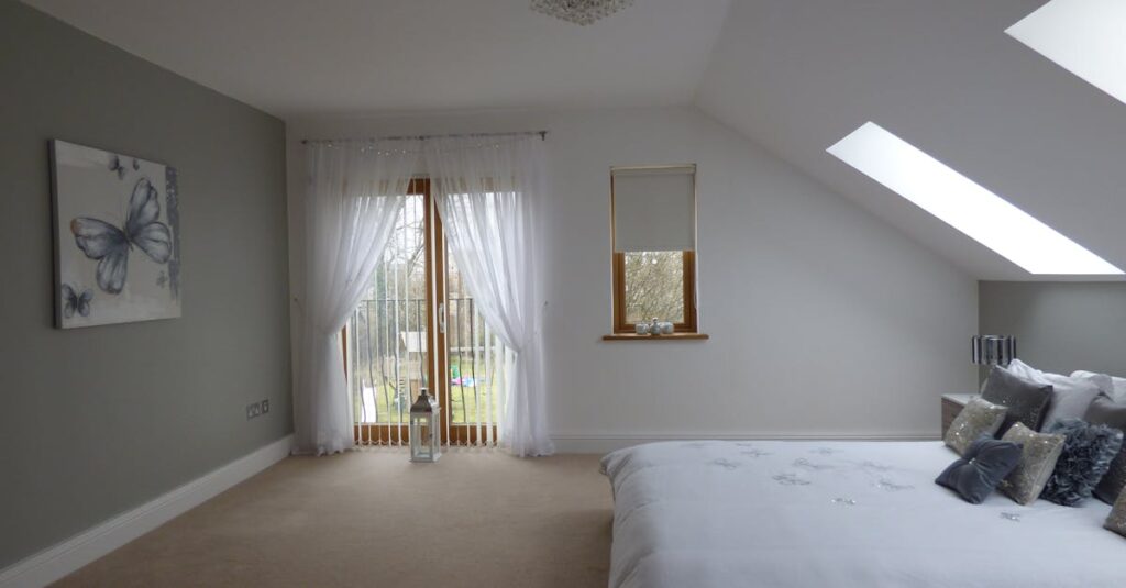 岡山県の外壁塗装業者が施主に見積書を丁寧に説明している様子。信頼できる地元業者の見極め方を表す写真。