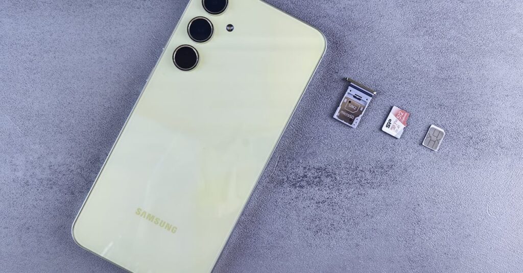 SIMカードを手に持ち、自分のスマホが格安SIMに対応しているか確認している女性の様子。機種名と動作確認表を見比べている。