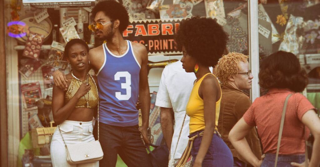 不要になったギターを売却しようか迷う男性がギターを見つめる様子