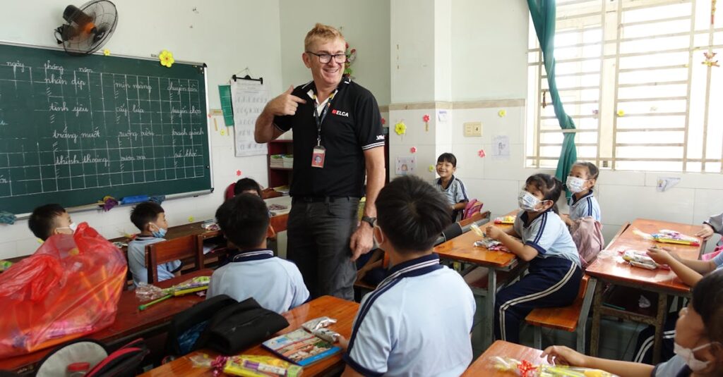 遊びながら英語を学ぶ子どもたちの楽しそうな様子を描いたイメージ画像
