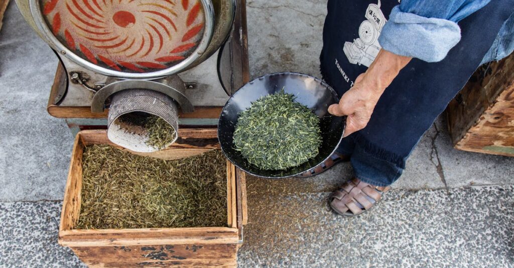 岡山県の地元外壁塗装業者が住宅外壁を塗装している様子。地域密着型の信頼と職人の丁寧な作業を表現した写真。