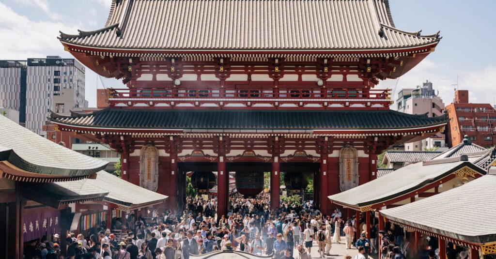 日本に一時帰国した外国人が格安SIMで通信しているイメージ