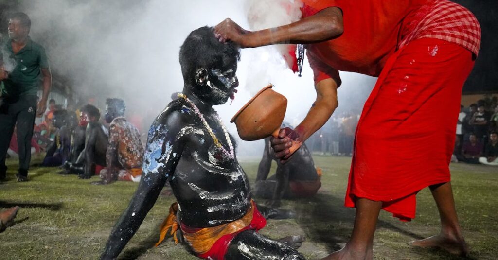 岡山県で外壁塗装を検討する施主が地元業者と大手業者を比較し、最適な選び方を考えている様子。