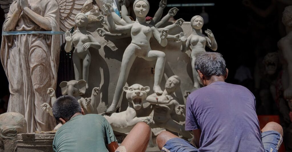 ネズミ駆除の流れを解説する図や、現地調査からアフターケアまでの作業シーン