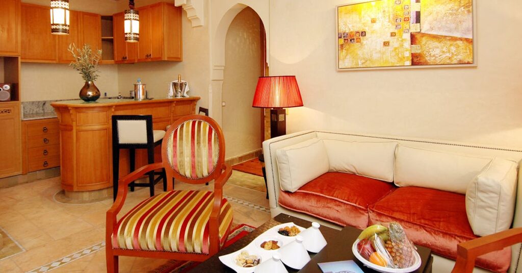 外壁塗装の見積もりで安心できる業者を選ぶ重要性を示すイメージ。顧客と業者が握手して信頼関係を築く様子。