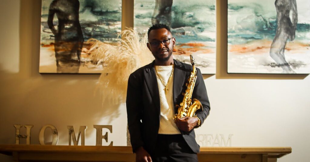 中古サックスの買取価格を確認する男性の後ろ姿。机には楽器と書類が並ぶ。