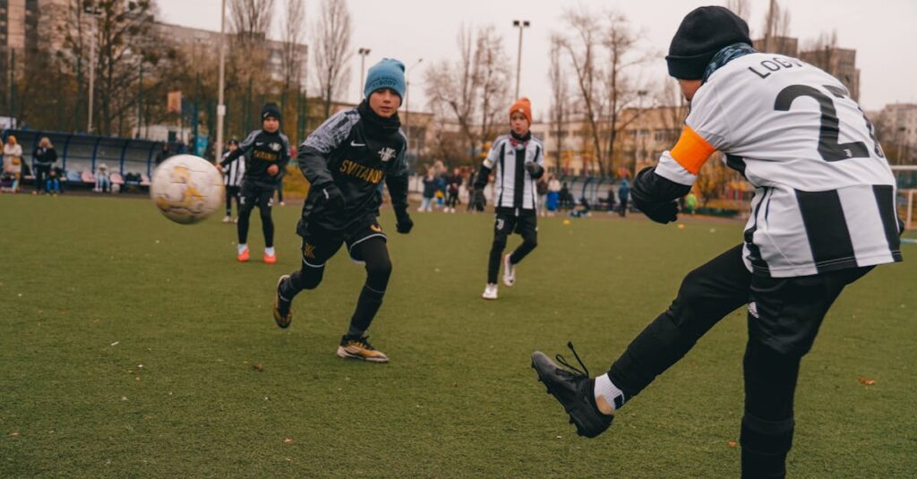 買取金額の交渉をする顧客と査定員のやりとり風景