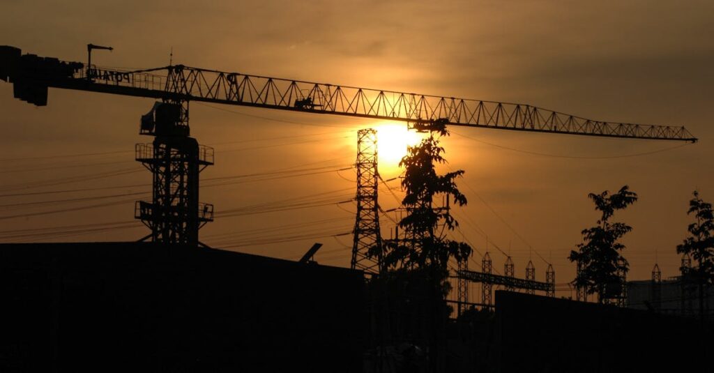 格安SIMのサポート内容を比較している女性が、スマホとノートPCの画面を見比べながらトラブル時の対応を調べている様子。