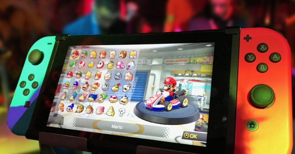 Switchを高く売るためのクリーニング方法。クロスや綿棒を使った清掃の様子。