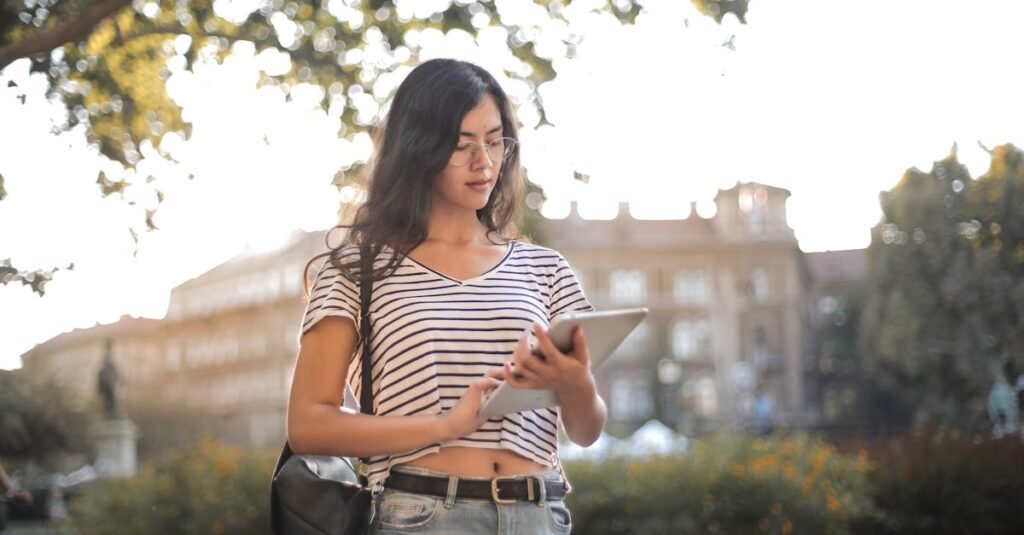 タブレットに格安SIMを挿して外出先で通信する女性のイメージ