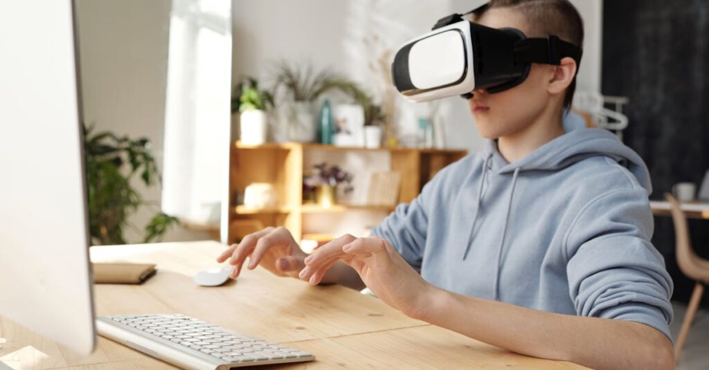 スマホ画面でゲームのオンライン簡易査定をしている様子