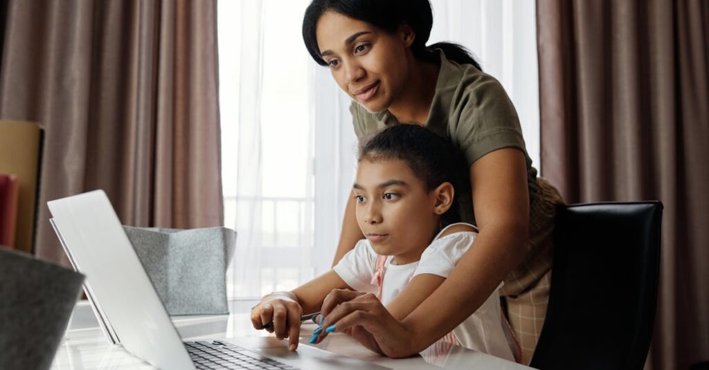 親が子どもの英語学習を応援している微笑ましい場面
