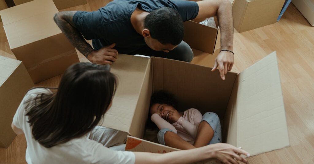 ゲームの外箱や説明書を揃えて査定に出す様子