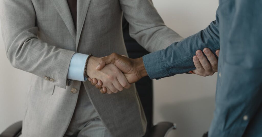 信頼できる害獣駆除業者を選ぶためのポイントを図解した画像。実績、口コミ、保証、料金明細の4項目が分かりやすく示されている。