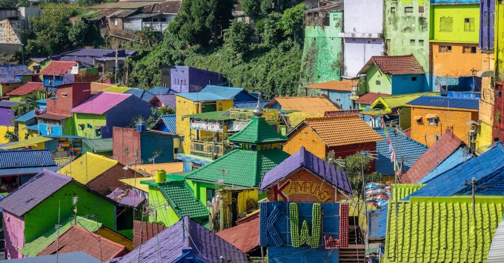 横浜市の地元外壁塗装業者が施工中の様子。信頼と地域密着が伝わる現場写真。