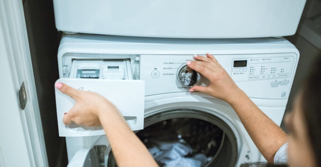 Switchを高く売るためのクリーニング方法。クロスや綿棒を使った清掃の様子。