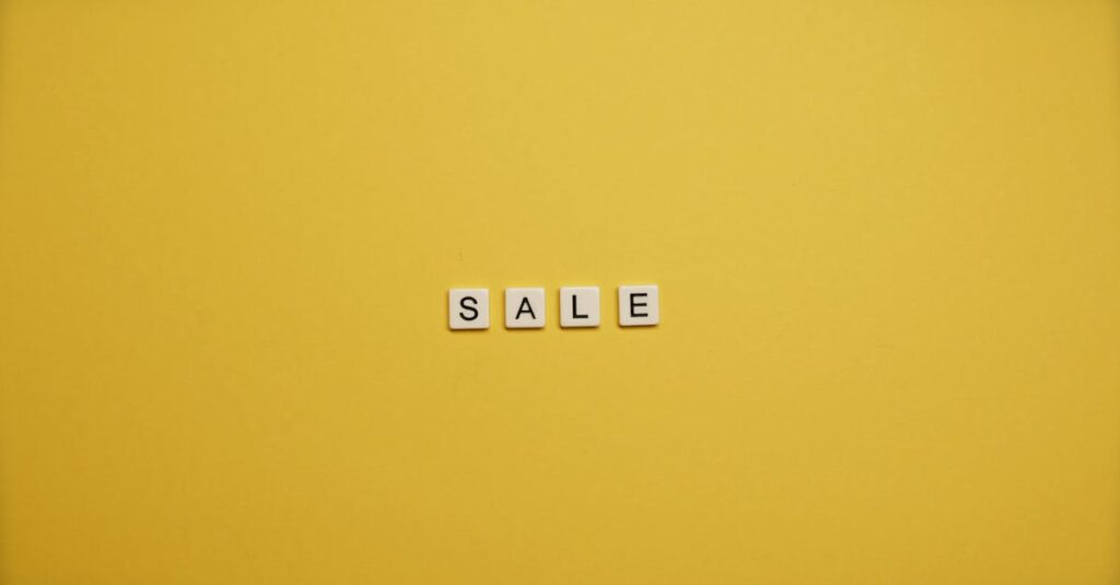 ゲームショップのカウンターで買取査定を受けている様子の画像