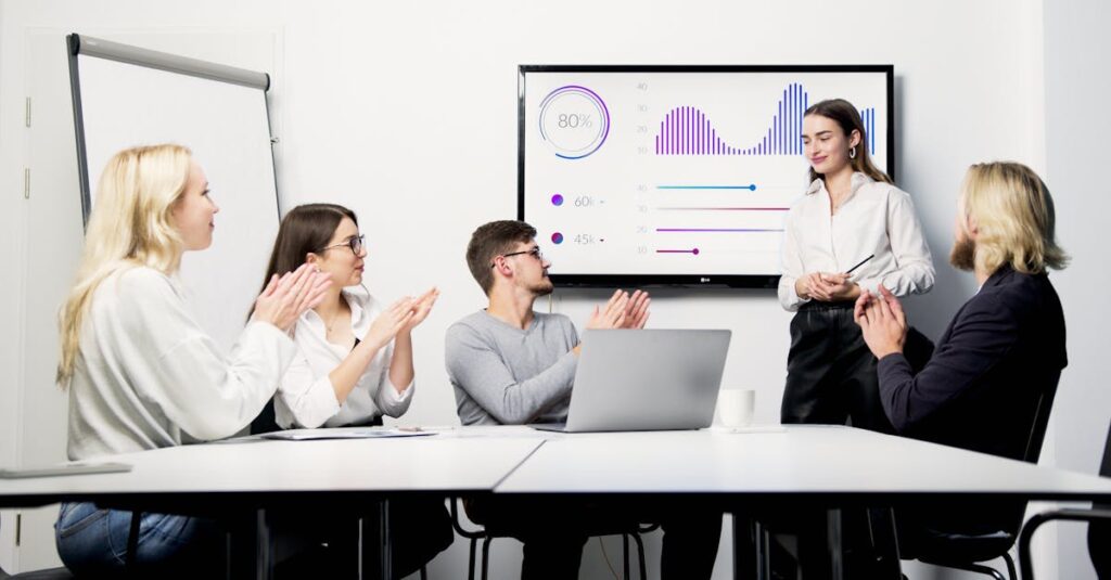 ギターの買取が完了して笑顔の男性が代金を手にする様子