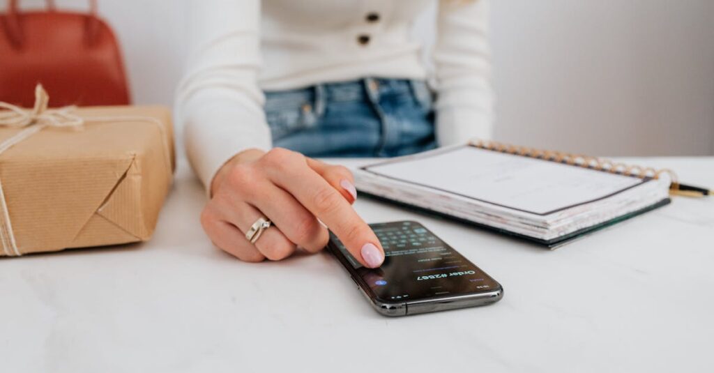 格安SIMを選ぶ際に確認すべきポイントをメモするシニアの手元