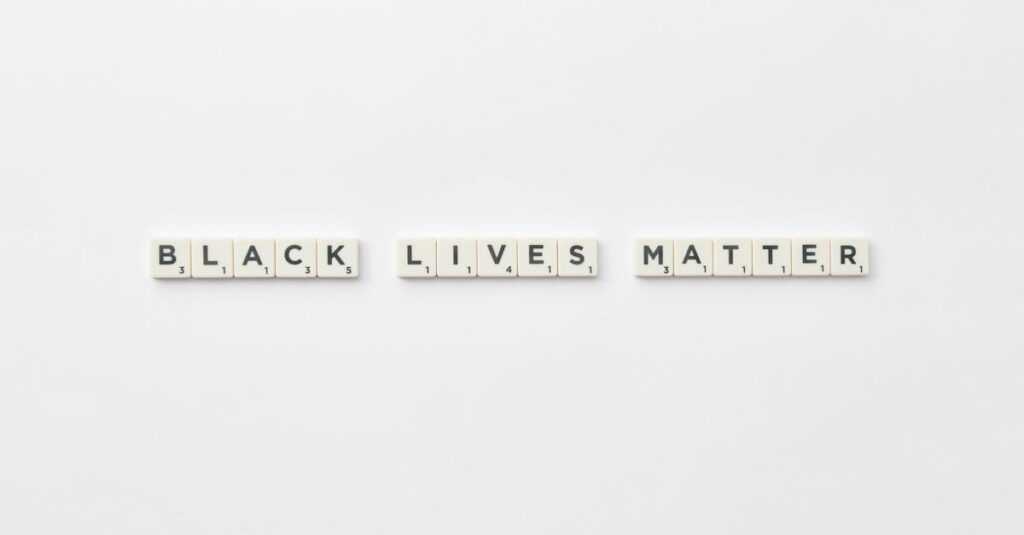 ゲーム買取の査定アップキャンペーンをチェックしている様子