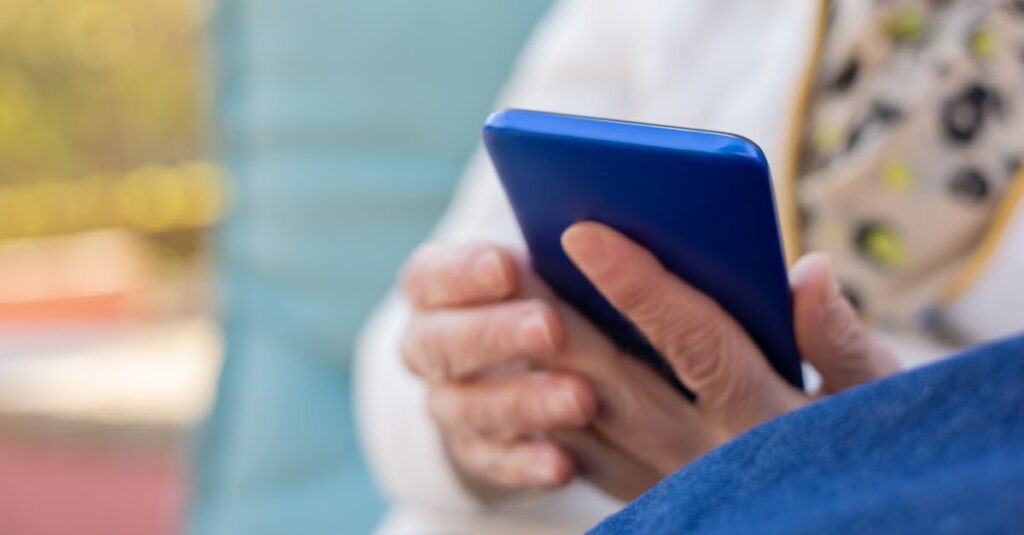 シニア世代がスマートフォンを使う社会的背景とニーズの増加を表すイメージ