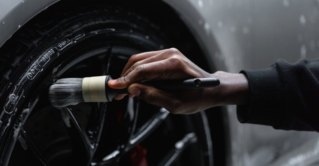 ギターを丁寧にクロスで拭き上げる手元のアップ写真