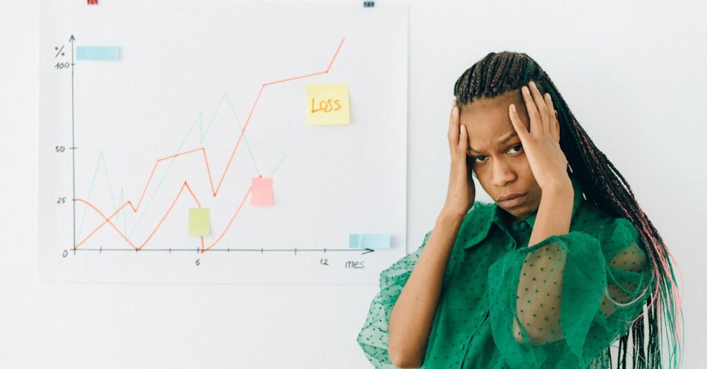 ギターを売るか迷って考え込む男性がギターを見つめる場面