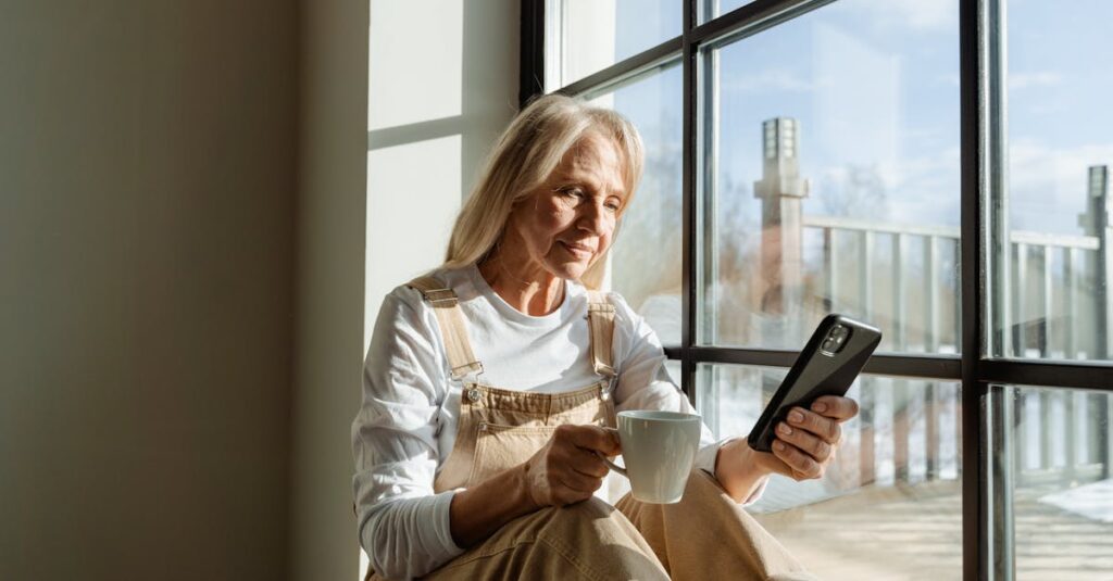 格安SIMについて家族に説明を受けながら理解しようとしているシニアの姿