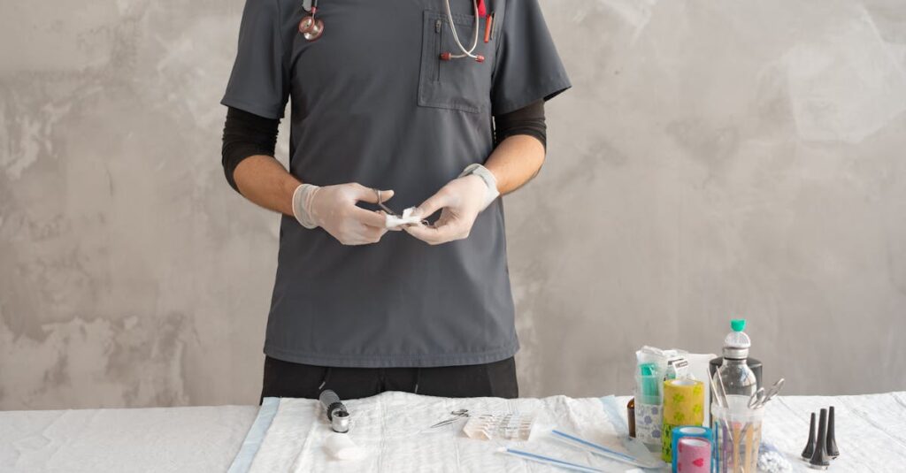 楽器の買取準備をする様子。丁寧にギターを清掃し、付属品を揃えて写真撮影をしている