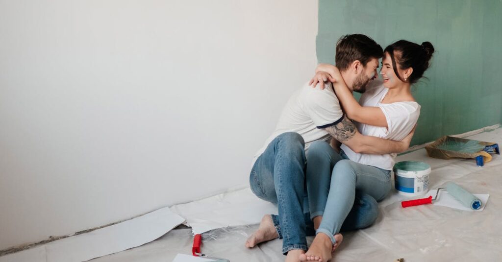 岡山県で外壁塗装業者を選ぶ際に注意点を確認する家主の様子。保証内容や信頼性をチェックしているイメージ。