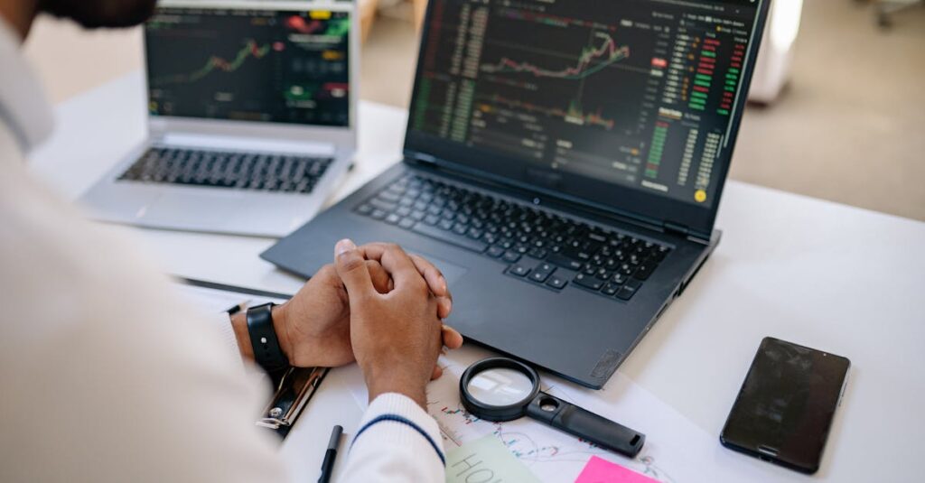 ギターを売るか迷って考え込む男性がギターを見つめる場面