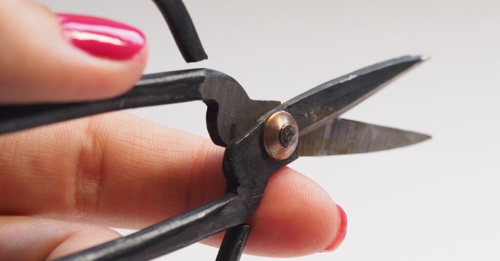 壊れた楽器を高く売るためにコツをメモする初心者のイメージ