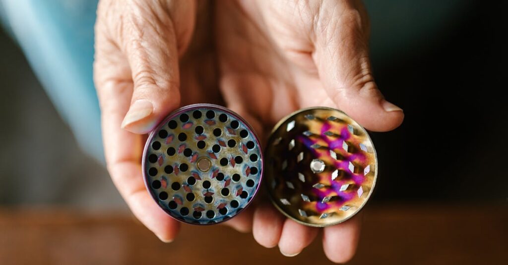 楽器をネット買取に出す際に丁寧な写真と説明文を用意する様子のイメージ