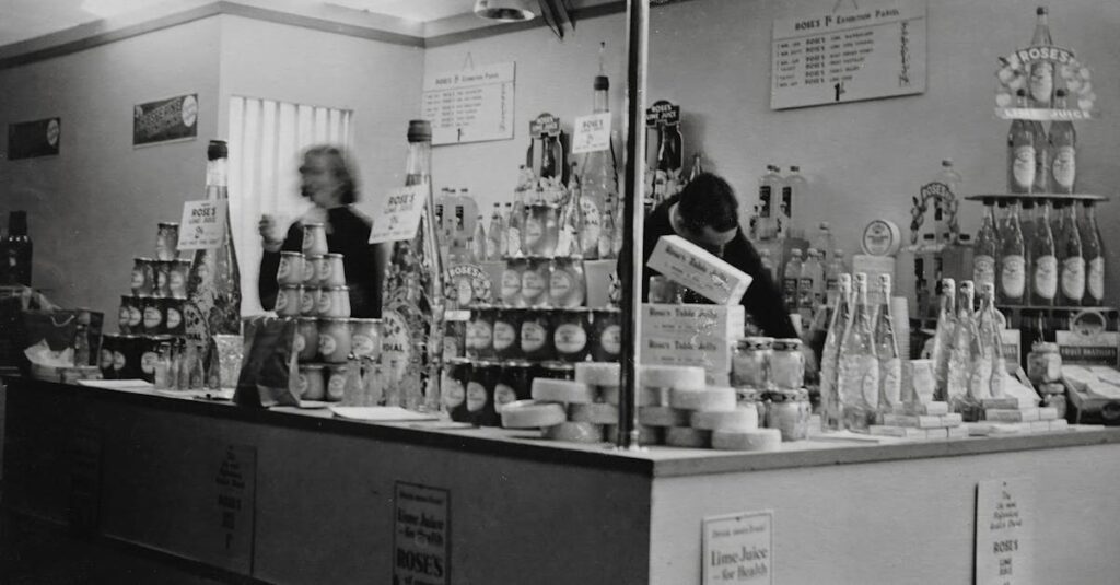 レトロゲームを店頭で査定してもらっている風景