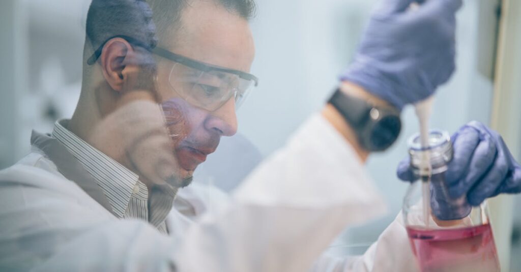 楽器を無料査定する様子。査定士が丁寧に状態を確認している場面。