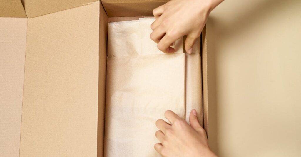 宅配買取・店頭買取・出張買取の違いを比較する表。各方法のメリットとデメリットが一覧で示されている