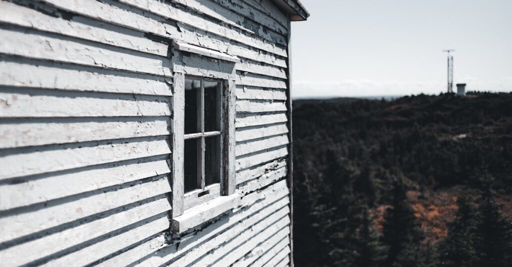 横浜市沿岸部の住宅で外壁が塩害により劣化している様子。塗装の重要性が伝わる写真。