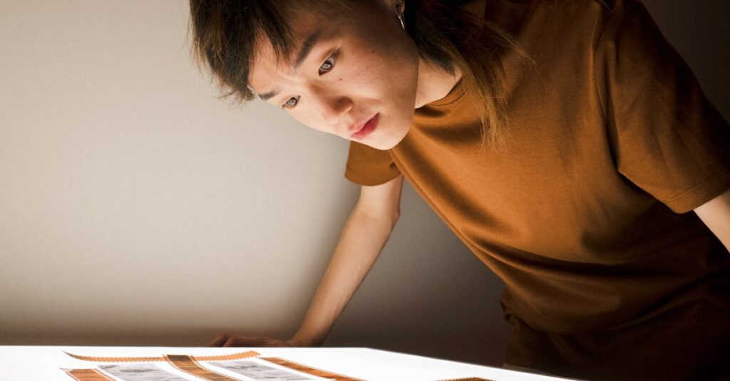 口コミを冷静に読み解くためのチェックポイントを確認している様子