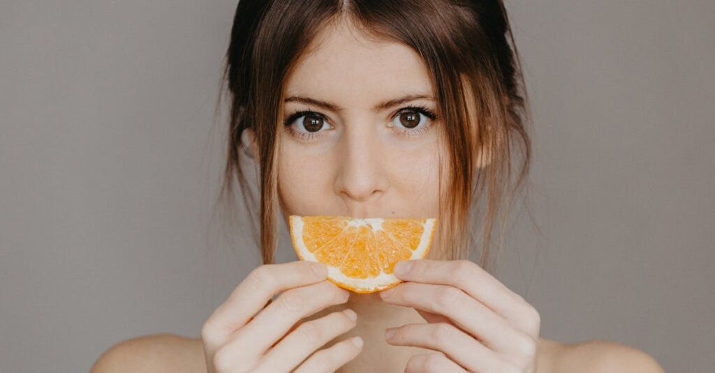 スキンケアアドバイザー資格のメリットを感じている介護職の女性