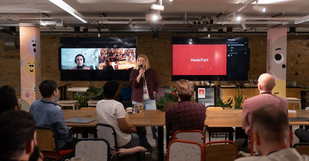 オンライン学習のカリキュラム画面を見ながら学ぶ女性