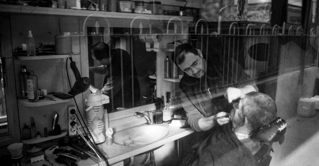 地域密着の介護施設と全国展開の介護事業者で働くスタイルの違いを比較する様子