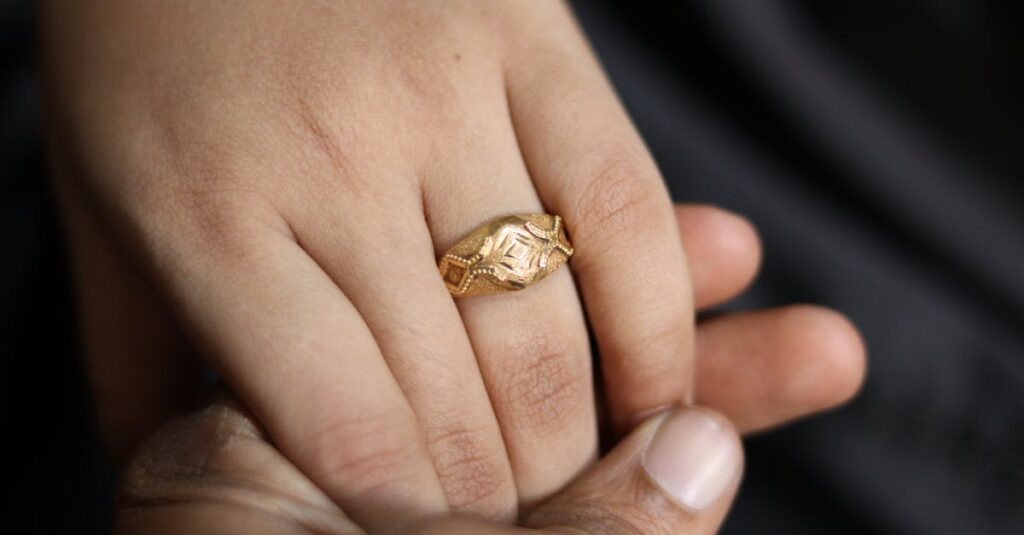 信頼できる介護資格講座を見極めるために比較検討している様子