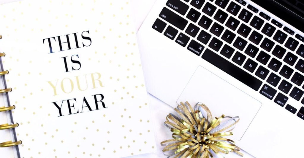 ナーワルのメルマガ登録後に届くデジタル特典を確認しているシーン。スマホでPDFを見る様子。